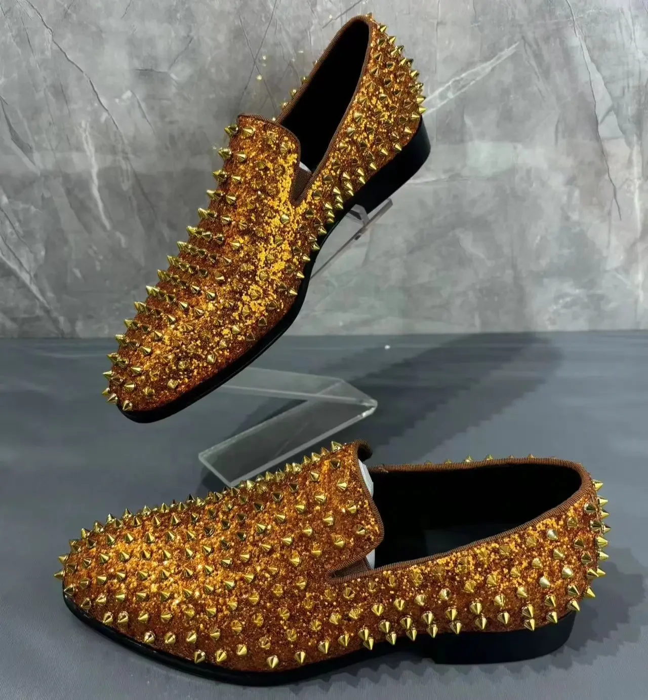 Exaggeration Bizarre Chaussures Male Dressing Party Calzados Unique DE Full Rivets Golden Leather Mens Flat Shoes Fashion Style
Exaggeration Bizarre Chaussures Male Dressing Party Calzados Unique DE Full Rivets Golden Leather Mens Flat Shoes Fashion Style