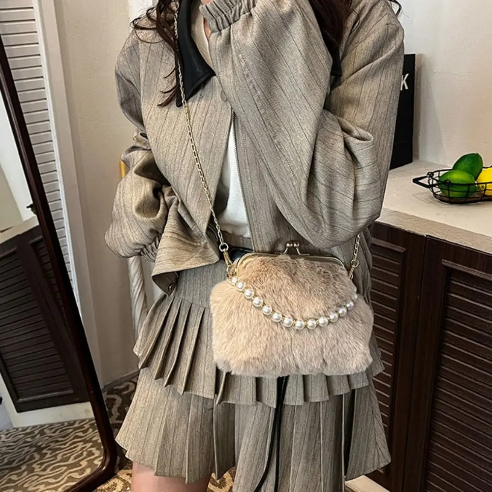 Portable Pearl Evening Bag Kiss Lock Fluffy Faux Fur Handbag Cheongsam Accessories Elegant Shell Crossbody Bag Women
Portable Pearl Evening Bag Kiss Lock Fluffy Faux Fur Handbag Cheongsam Accessories Elegant Shell Crossbody Bag Women