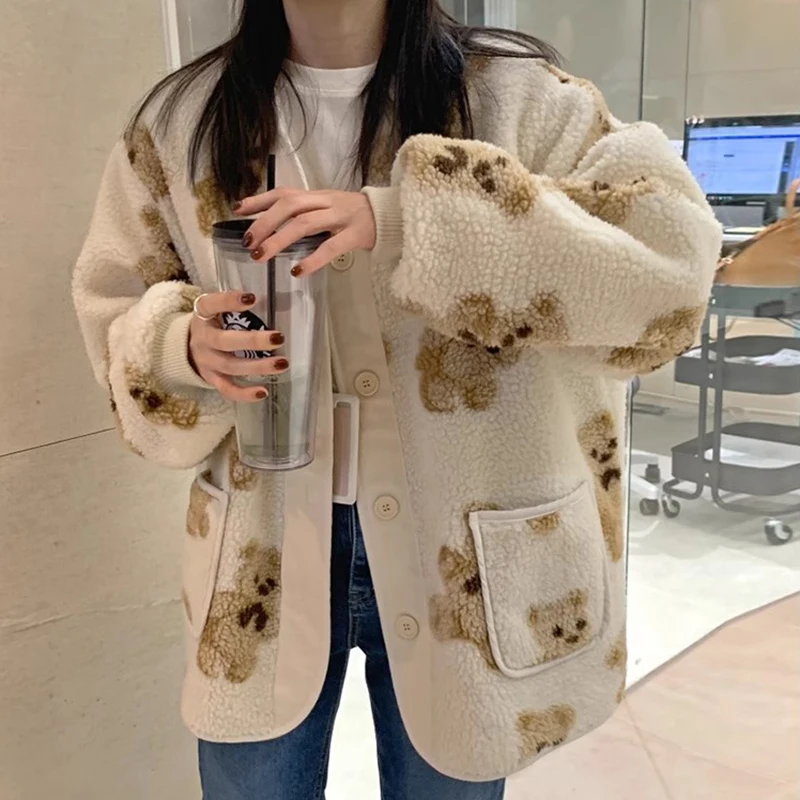 Chic Bear Print Long Sve Faux Lamb Fur Jaet Women's Loose Fit Autumn Coat Button up V-Ne Casual Versatile Outerwear
Chic Bear Print Long Sve Faux Lamb Fur Jaet Women's Loose Fit Autumn Coat Button up V-Ne Casual Versatile Outerwear