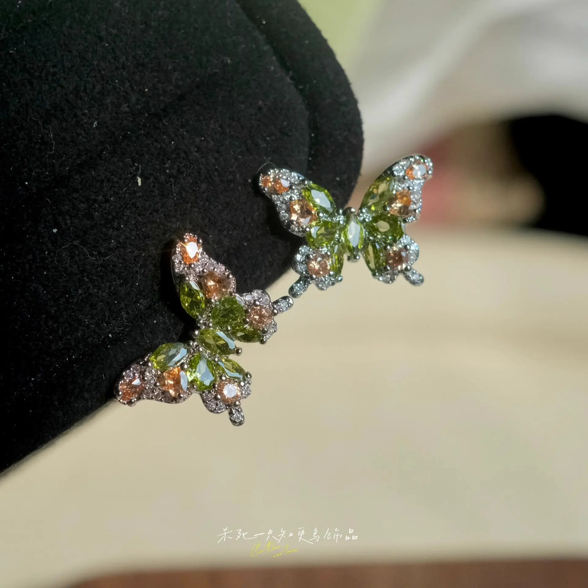 Green full diamond butterfly earrings retro exquisite light luxury earrings in the Wizard of Oz
Green full diamond butterfly earrings retro exquisite light luxury earrings in the Wizard of Oz