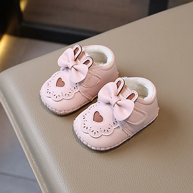 2025 г., новая зимняя прогулочная обувь для маленьких девочек, универсальная теплая детская кожаная обувь для малышей, детская обувь на мягкой подошве на плоской подошве, замшевые милые банты
2025 г., новая зимняя прогулочная обувь для маленьких девочек, универсальная теплая детская кожаная обувь для малышей, детская обувь на мягкой подошве на плоской подошве, замшевые милые банты