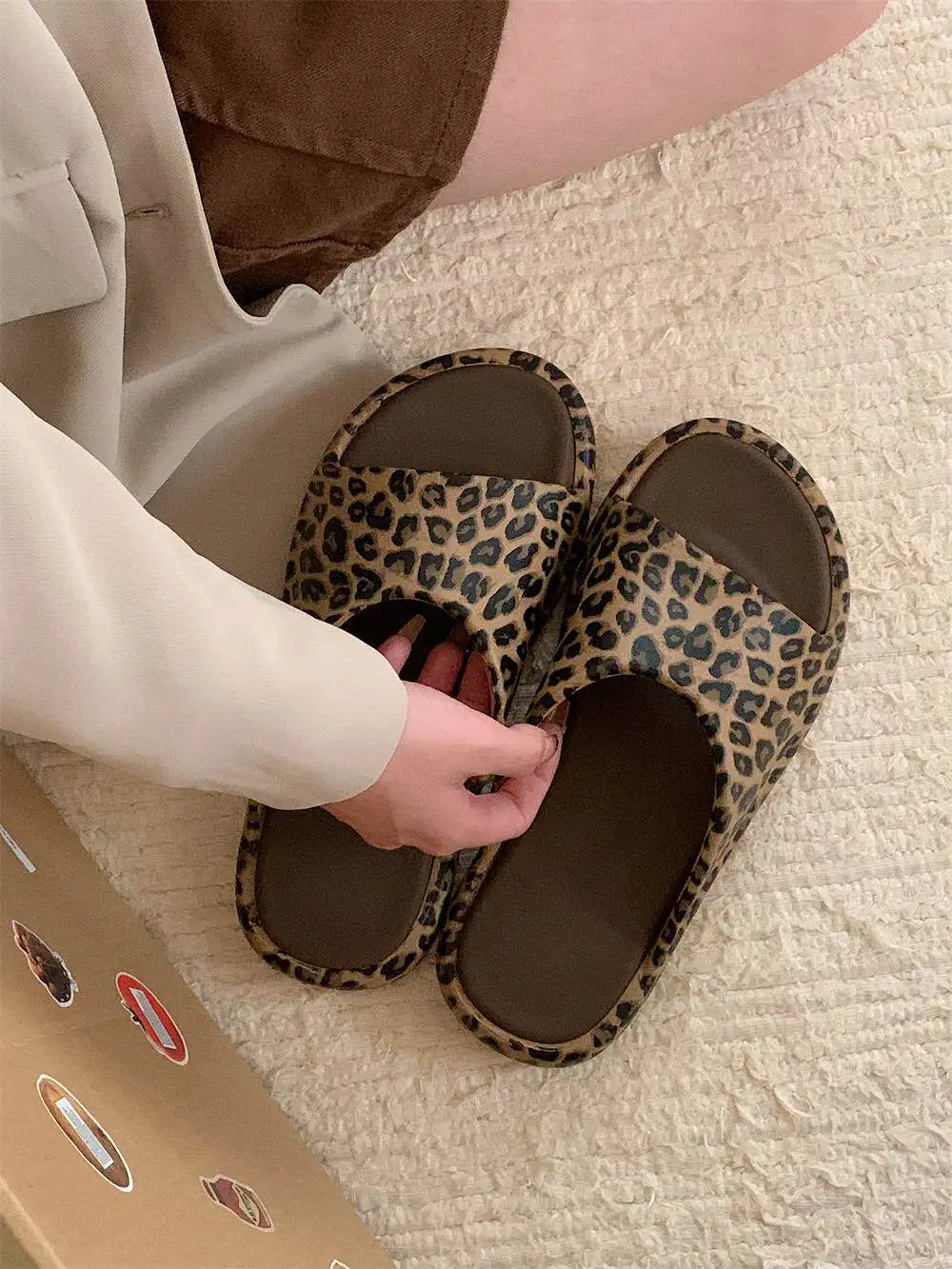 European American Leopard Print Slippers Women Summer Home Bathroom Open Toe Slide Sandals Comfortable Non-slip Flat Shoes
European American Leopard Print Slippers Women Summer Home Bathroom Open Toe Slide Sandals Comfortable Non-slip Flat Shoes