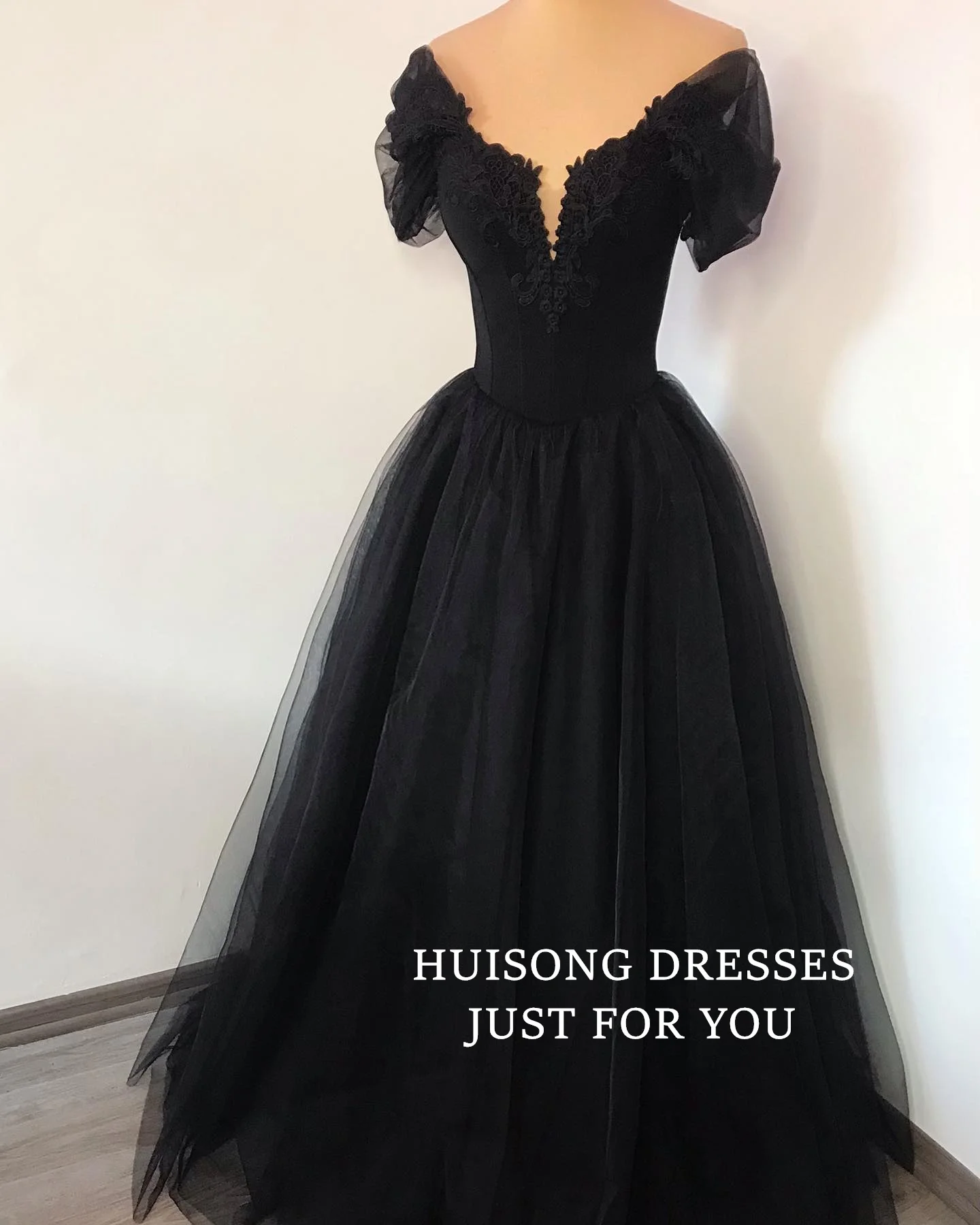 HUISONG Customized Gothic Black Wedding Dresses Lace Appliques Off Shoulder Sleeveless A-Line suknia ślubna
HUISONG Customized Gothic Black Wedding Dresses Lace Appliques Off Shoulder Sleeveless A-Line suknia ślubna