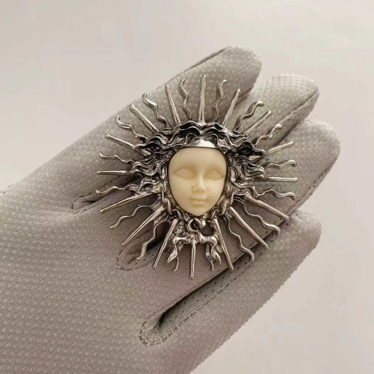 Mitto Fashion Vintage Sun Goddess Elegant Brooch Pin High-End Accessory Jewelry for Women's Dress
Mitto Fashion Vintage Sun Goddess Elegant Brooch Pin High-End Accessory Jewelry for Women's Dress