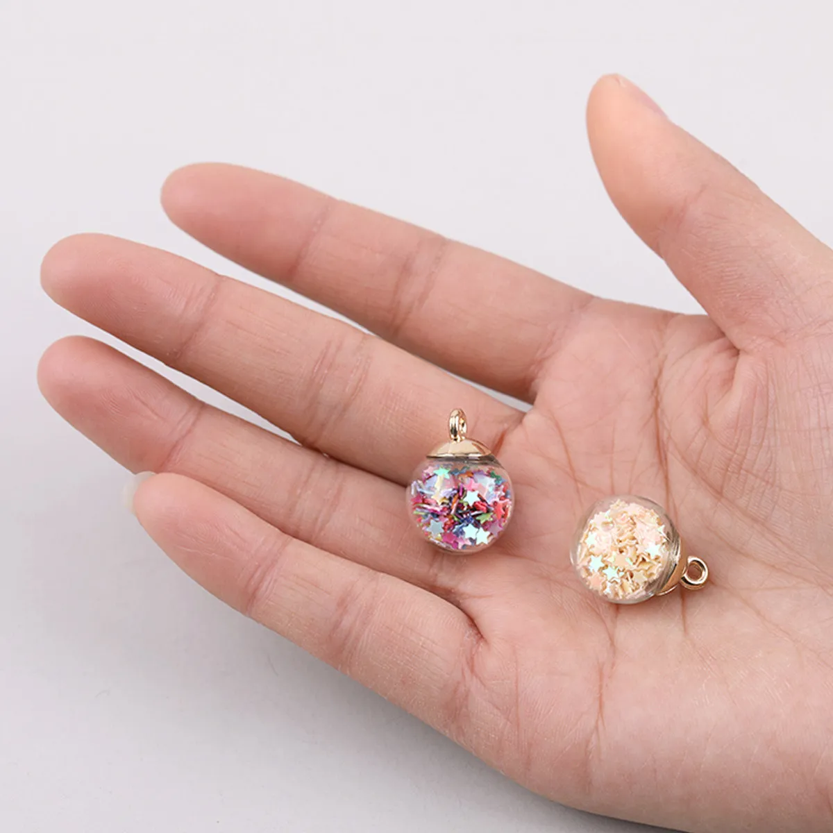 34Pcs 16Mm Transparent Glass Ball Pendant Charms Filled with Colorful Glitter Stars Blown Glass Jewelry Supply for DIY Bracelets
34Pcs 16Mm Transparent Glass Ball Pendant Charms Filled with Colorful Glitter Stars Blown Glass Jewelry Supply for DIY Bracelets