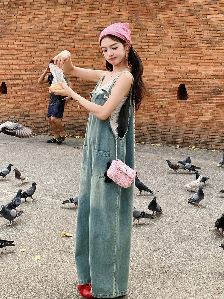 Summer New Women's Wide Leg Denim Overalls Loose Fashionable Korean Style High Waist Jeans Pants Resistant to Wear And Tear
Summer New Women's Wide Leg Denim Overalls Loose Fashionable Korean Style High Waist Jeans Pants Resistant to Wear And Tear