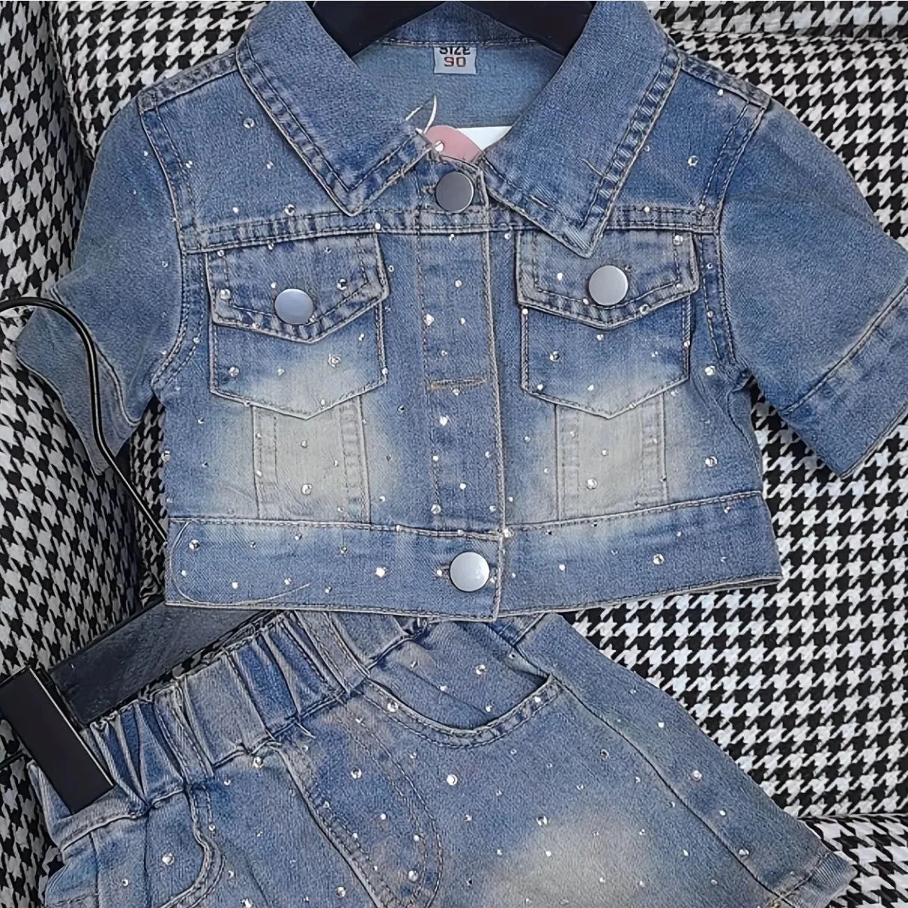 Girls' Summer Fashion Set New Children's Baby Casual Cowboy Coat+Short Skirt Two piece Set
Girls' Summer Fashion Set New Children's Baby Casual Cowboy Coat+Short Skirt Two piece Set