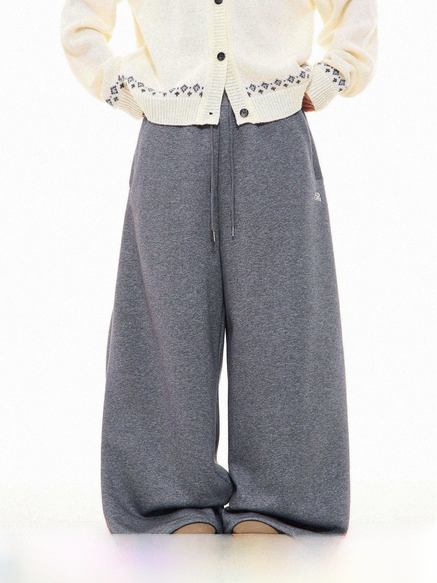 Американские свободные широкие повседневные брюки для женщин, прямые драпированные спортивные штаны с глубоким V-образным вырезом и шнурком
Американские свободные широкие повседневные брюки для женщин, прямые драпированные спортивные штаны с глубоким V-образным вырезом и шнурком