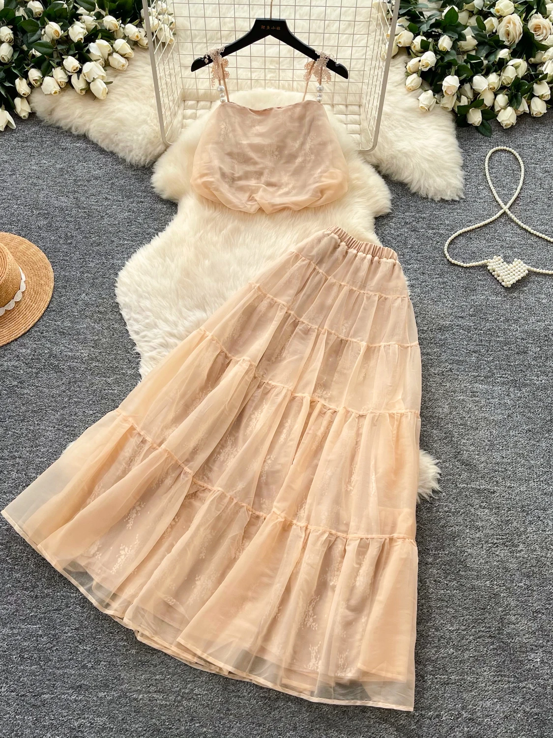 Elegant Summer Lace Mesh Strap Vest Cake Skirt Two Piece Set Women's Fashionable Miss Rich Style Ensemble Casual Commute Wear
Elegant Summer Lace Mesh Strap Vest Cake Skirt Two Piece Set Women's Fashionable Miss Rich Style Ensemble Casual Commute Wear