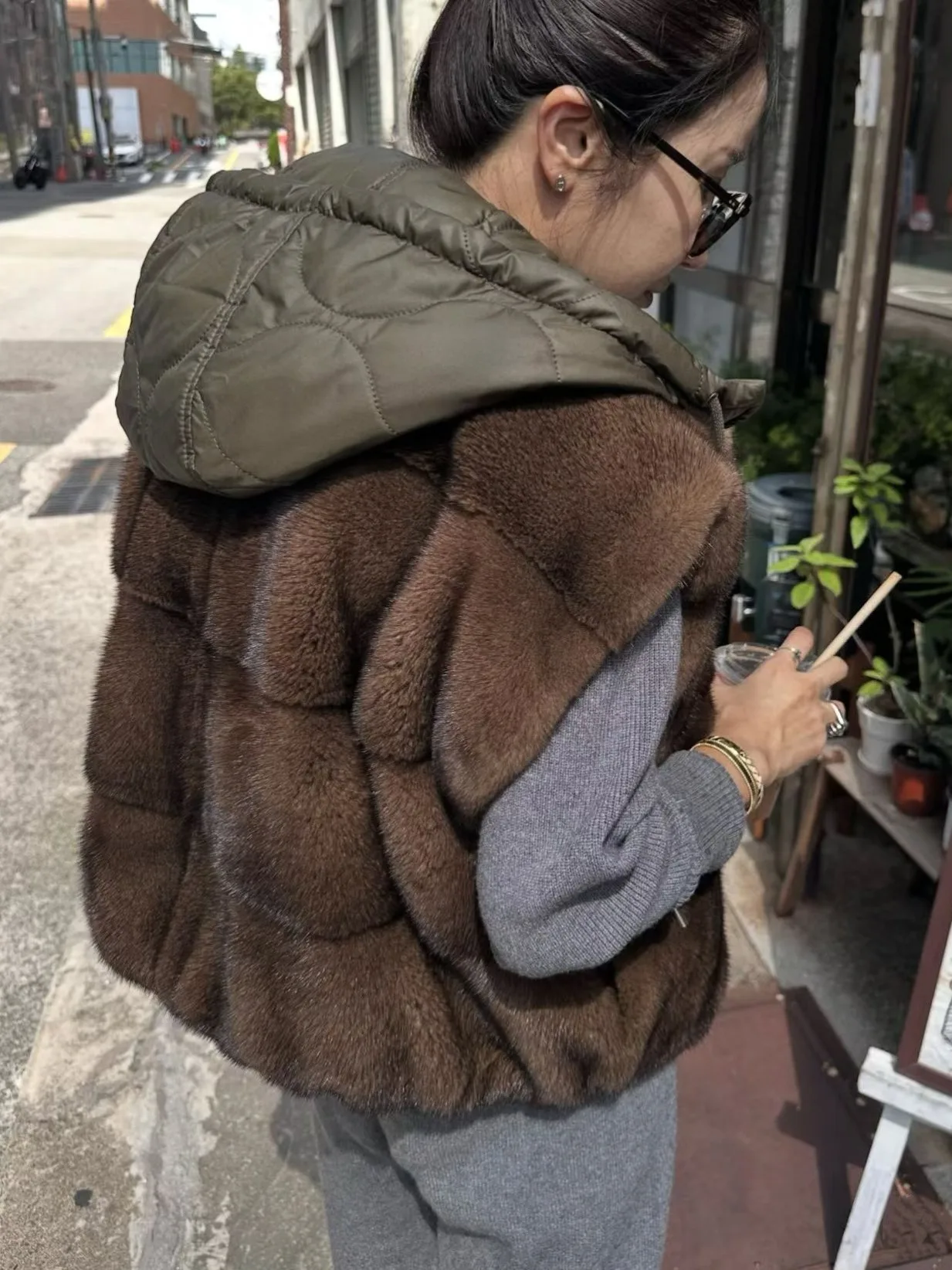 Женский двусторонний съемный жилет с капюшоном Jaet, свободный волнистый топ Emed, весна-осень-зима, новый повседневный удобный топ
Женский двусторонний съемный жилет с капюшоном Jaet, свободный волнистый топ Emed, весна-осень-зима, новый повседневный удобный топ