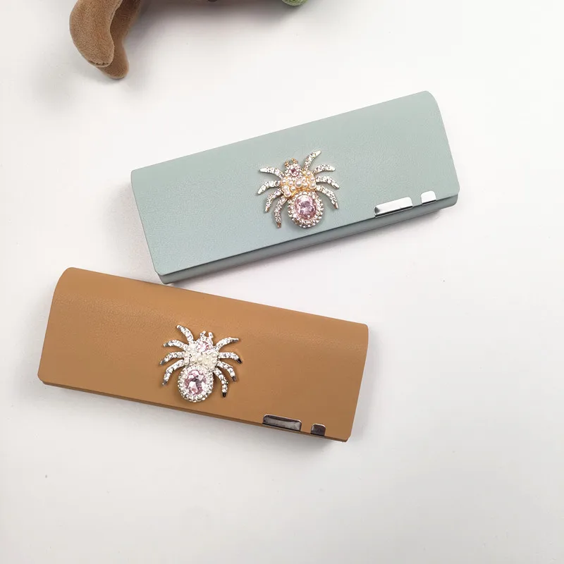 Set with Diamonds High Quality Glasses Case Hard Shell Eyewear Case For Men Women Sunglasses Storage Box Girl Gift B1
Set with Diamonds High Quality Glasses Case Hard Shell Eyewear Case For Men Women Sunglasses Storage Box Girl Gift B1