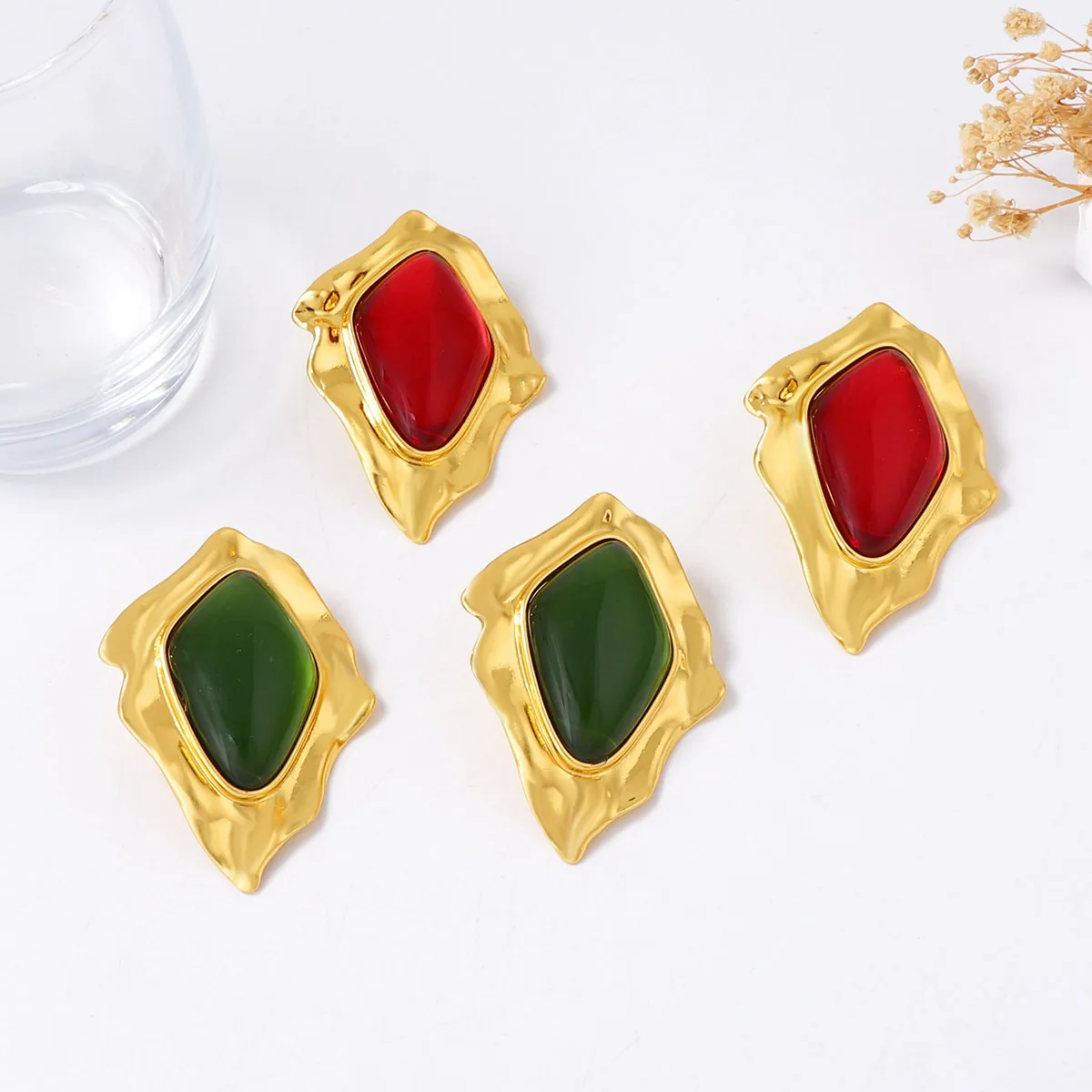 European and American retro light luxury geometric pleats alloy diamond resin gemstone earrings fashion temperament catwalk stud
European and American retro light luxury geometric pleats alloy diamond resin gemstone earrings fashion temperament catwalk stud