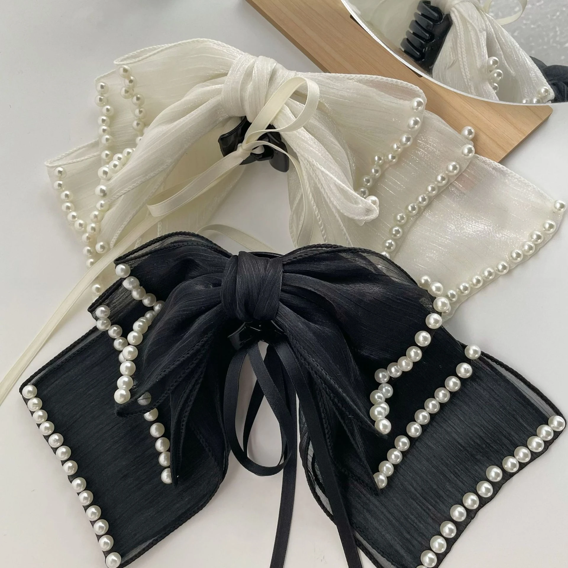 Pearl streamer bow hairpin, half tie hairpin, headgear hairpin.
Pearl streamer bow hairpin, half tie hairpin, headgear hairpin.