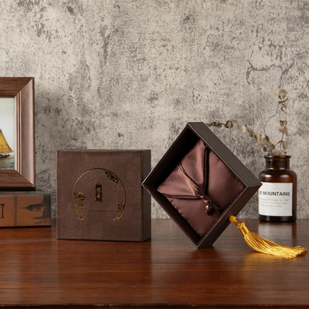 Vintage Jewelry Storage Protective Bracelet Necklace Box Chinese Jewelry Packaging Authentic Silk Jewelry Box For Dressing
Vintage Jewelry Storage Protective Bracelet Necklace Box Chinese Jewelry Packaging Authentic Silk Jewelry Box For Dressing