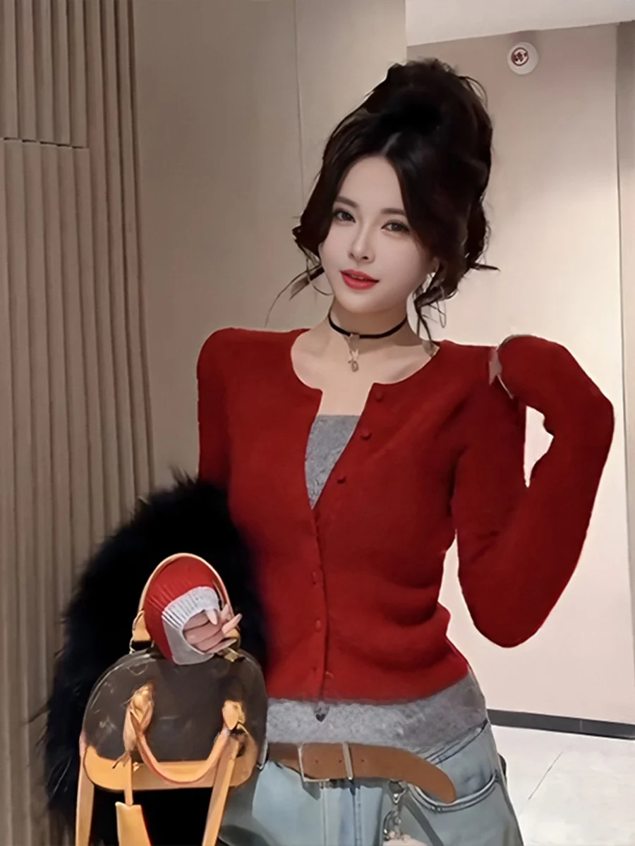 Новый женский вязаный свитер Sli Color Blo в корейском стиле для осени и зимы, универсальный красивый топ, сочетающийся с короткой юбкой
Новый женский вязаный свитер Sli Color Blo в корейском стиле для осени и зимы, универсальный красивый топ, сочетающийся с короткой юбкой