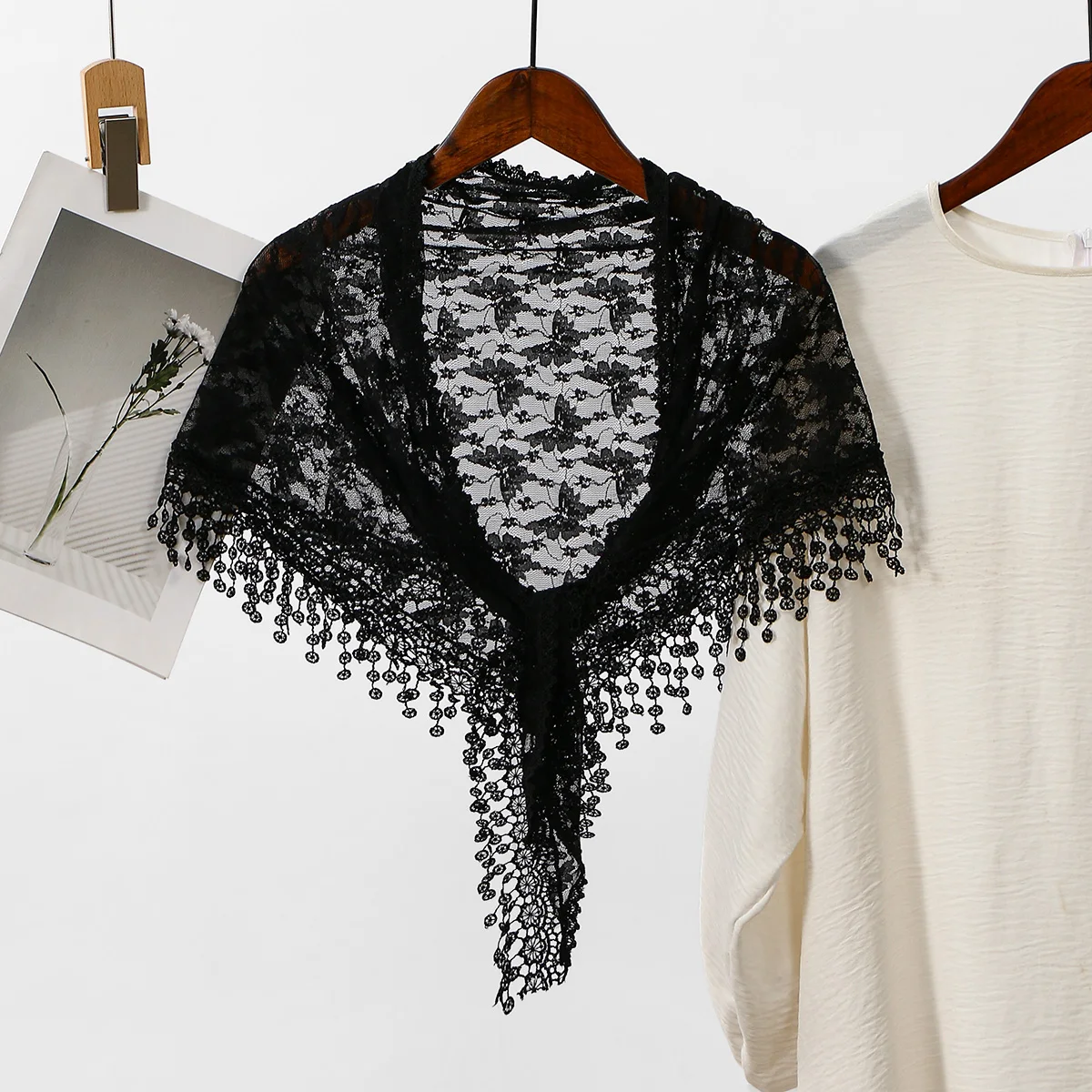 Lace Triangular Scarf Shawl Floral Embroidery New Hollow Thin Headscarf Lace Scarf Solid Color Women Vintage Lace Head Wraps
Lace Triangular Scarf Shawl Floral Embroidery New Hollow Thin Headscarf Lace Scarf Solid Color Women Vintage Lace Head Wraps