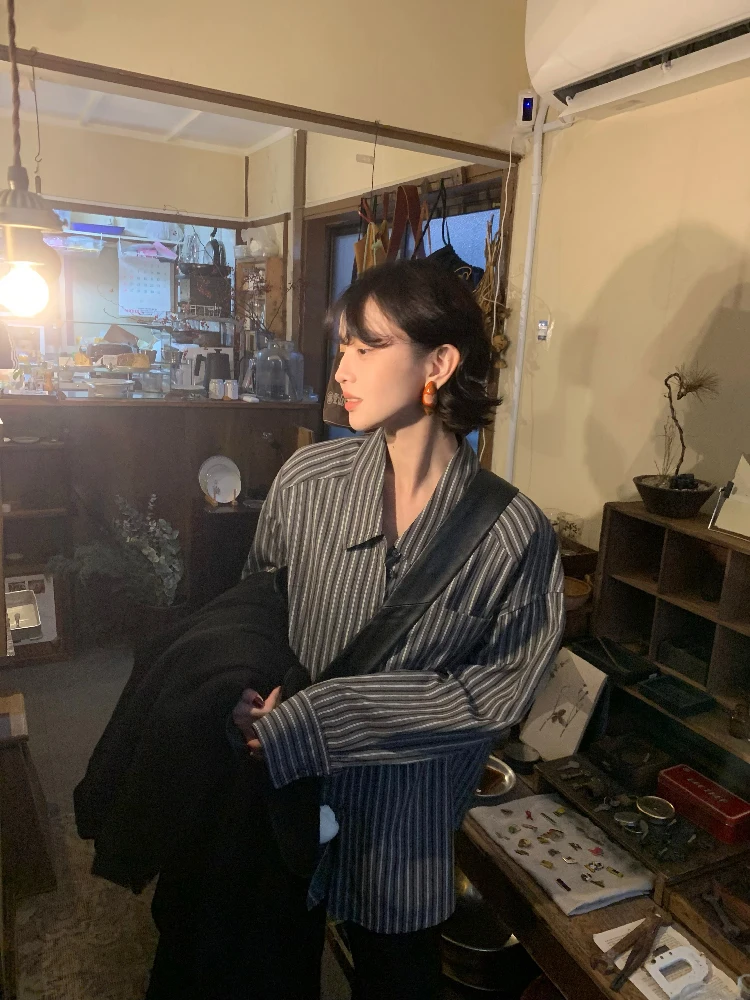 Свободная полосатая рубашка-топ в стиле винтаж, весна 2025, в гонконгском стиле, с параллельными линиями, цвета винного красного, для женщин, повседневная, деловая, кэжуал
Свободная полосатая рубашка-топ в стиле винтаж, весна 2025, в гонконгском стиле, с параллельными линиями, цвета винного красного, для женщин, повседневная, деловая, кэжуал