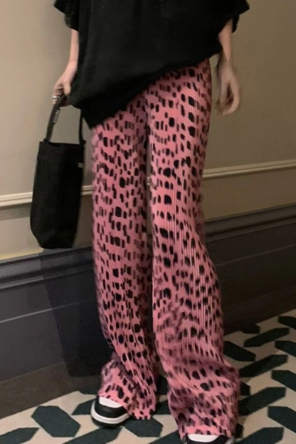 Spring and Summer Fashion Pink Leopard Print Casual Pants for Women with Pleated Design Sense Straight Leg Loose Wide Leg Pants
Spring and Summer Fashion Pink Leopard Print Casual Pants for Women with Pleated Design Sense Straight Leg Loose Wide Leg Pants