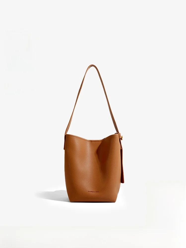 Polaiya Luxury Leisure Bucket Bag Women's Large Capacity Commuter Single Shoulder Crossbody Bag Fashion Trend Soft Leather
Polaiya Luxury Leisure Bucket Bag Women's Large Capacity Commuter Single Shoulder Crossbody Bag Fashion Trend Soft Leather