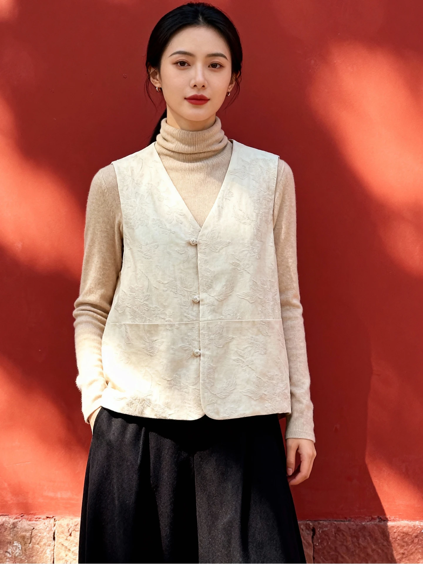 Chic Vintage Chinese Style Cotton Linen Embroidered Vest Warm V-Neck Open Front Tea Costume Shoulder Pad Outerwear for Women
Chic Vintage Chinese Style Cotton Linen Embroidered Vest Warm V-Neck Open Front Tea Costume Shoulder Pad Outerwear for Women