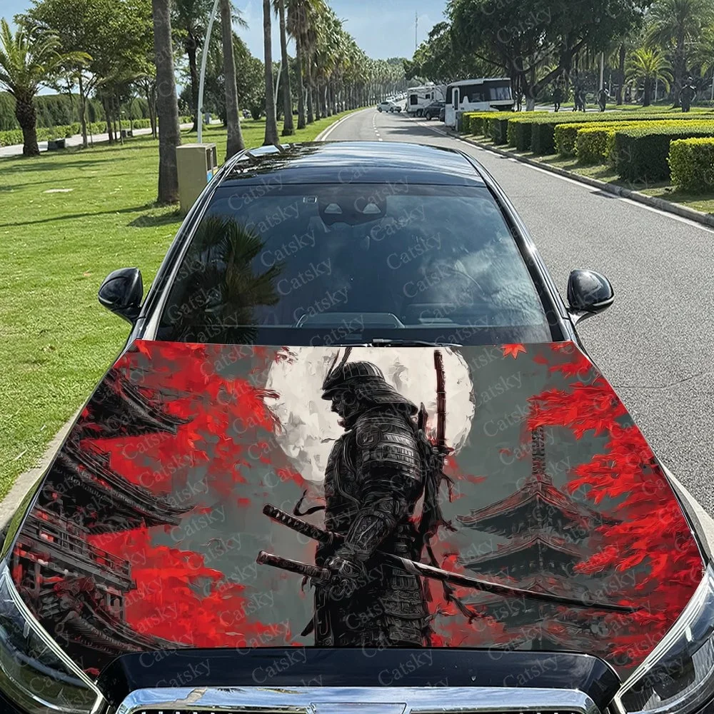 Эта обертка на капот автомобиля представляет собой самурайский воин с красными кленовыми листьями и традиционной японской архитектурой, создающий удар.
Эта обертка на капот автомобиля представляет собой самурайский воин с красными кленовыми листьями и традиционной японской архитектурой, создающий удар.