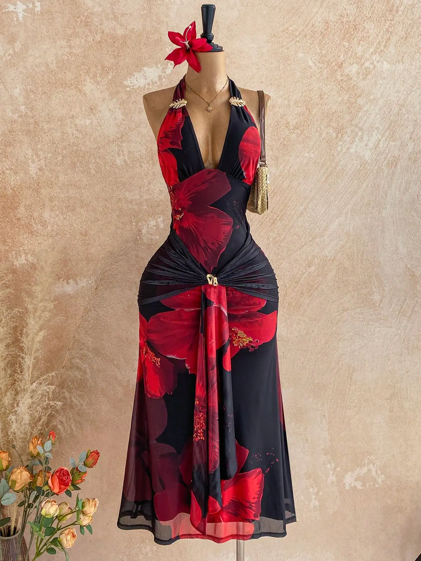 Красное макси-платье с цветочным принтом, завязками на шее, завязками на талии и прозрачными сетчатыми вставками
Красное макси-платье с цветочным принтом, завязками на шее, завязками на талии и прозрачными сетчатыми вставками