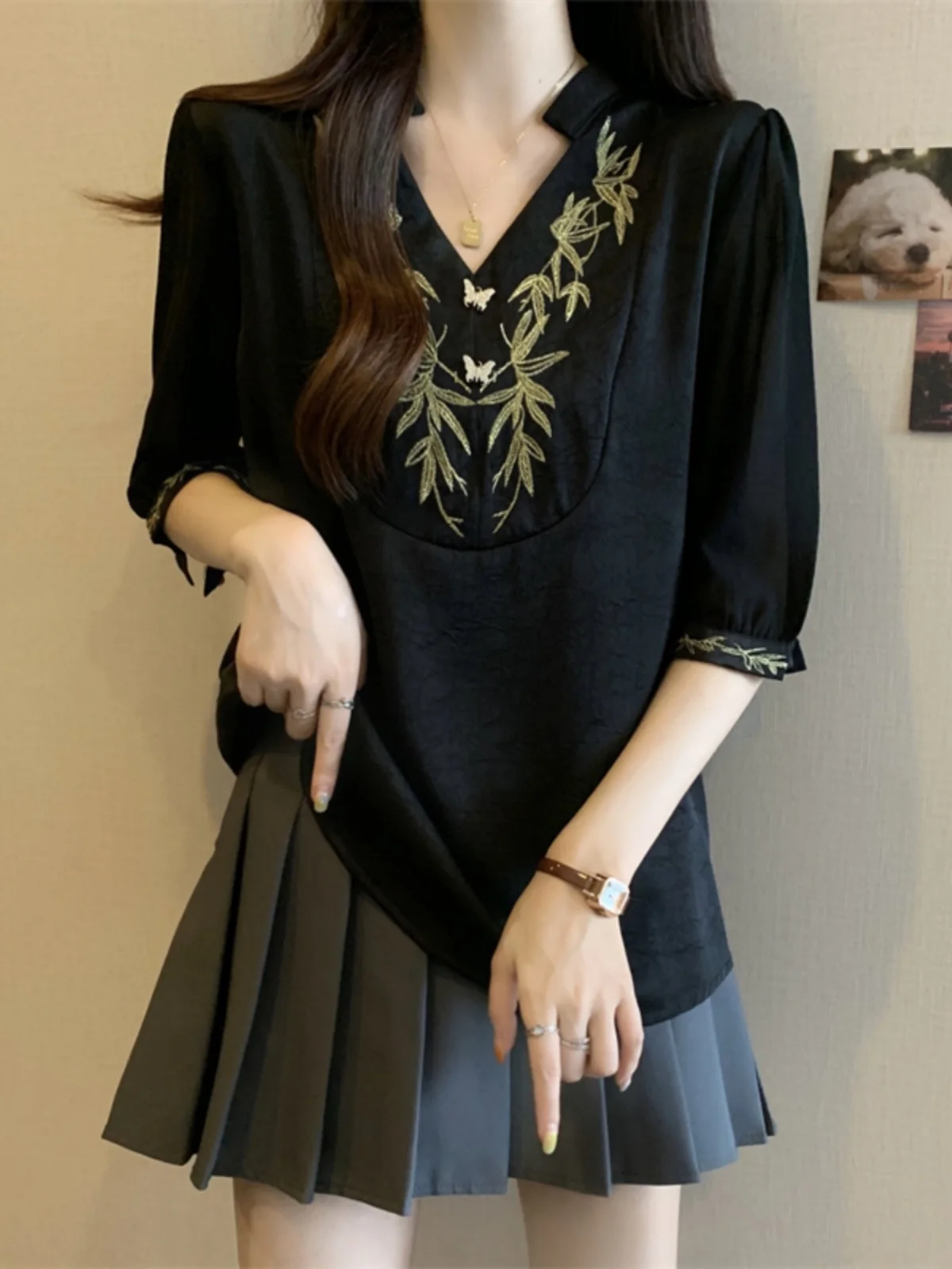 Elegant V-Neck Midi Sleeve Chiffon Blouse Women Summer plus Size Slimming Concealing Embroidery Base Top Korean Style Loose Fit
Elegant V-Neck Midi Sleeve Chiffon Blouse Women Summer plus Size Slimming Concealing Embroidery Base Top Korean Style Loose Fit