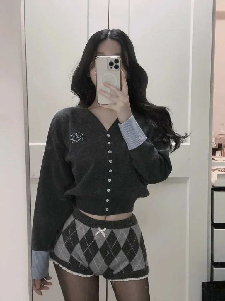 Новый вязаный кардиган с вышивкой, женский, приталенный, с V-образным вырезом, длинными рукавами, теплый, осенне-зимний, модный стиль
Новый вязаный кардиган с вышивкой, женский, приталенный, с V-образным вырезом, длинными рукавами, теплый, осенне-зимний, модный стиль