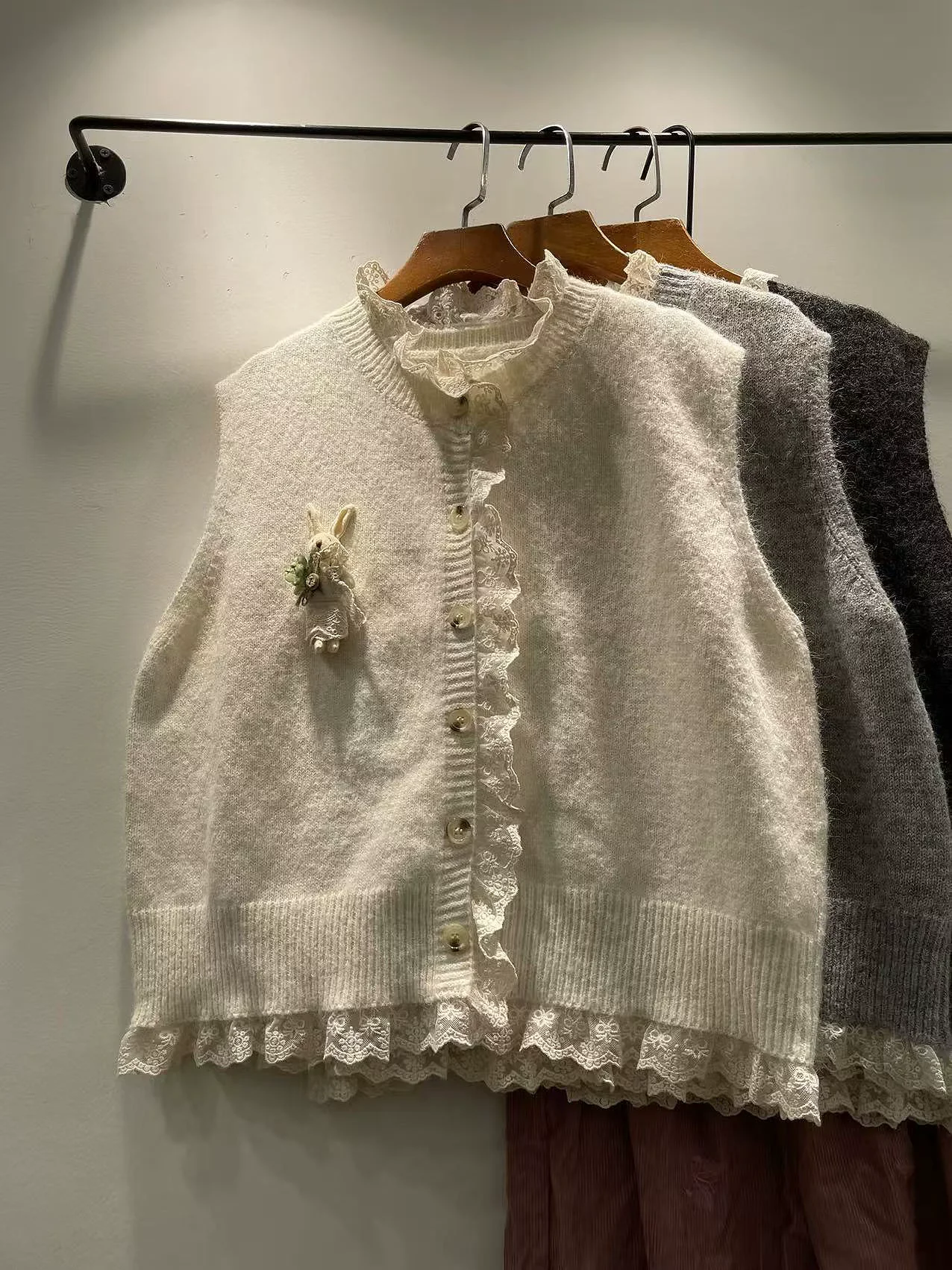 2026 Mori Girl Preppy Style Beige Gray Sweater Vest For Women Stand Collar Lace Patchwork Sleeveless Knitted Vest
2026 Mori Girl Preppy Style Beige Gray Sweater Vest For Women Stand Collar Lace Patchwork Sleeveless Knitted Vest