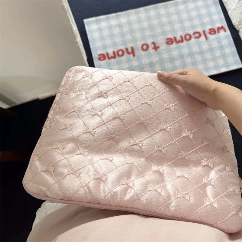 New Lace Bow Knot Embroidery Laptop Bag Korean Y2k Laptop Tablet PC File Storage Pounch Clutch Bag Travel Portable Briefcase
New Lace Bow Knot Embroidery Laptop Bag Korean Y2k Laptop Tablet PC File Storage Pounch Clutch Bag Travel Portable Briefcase