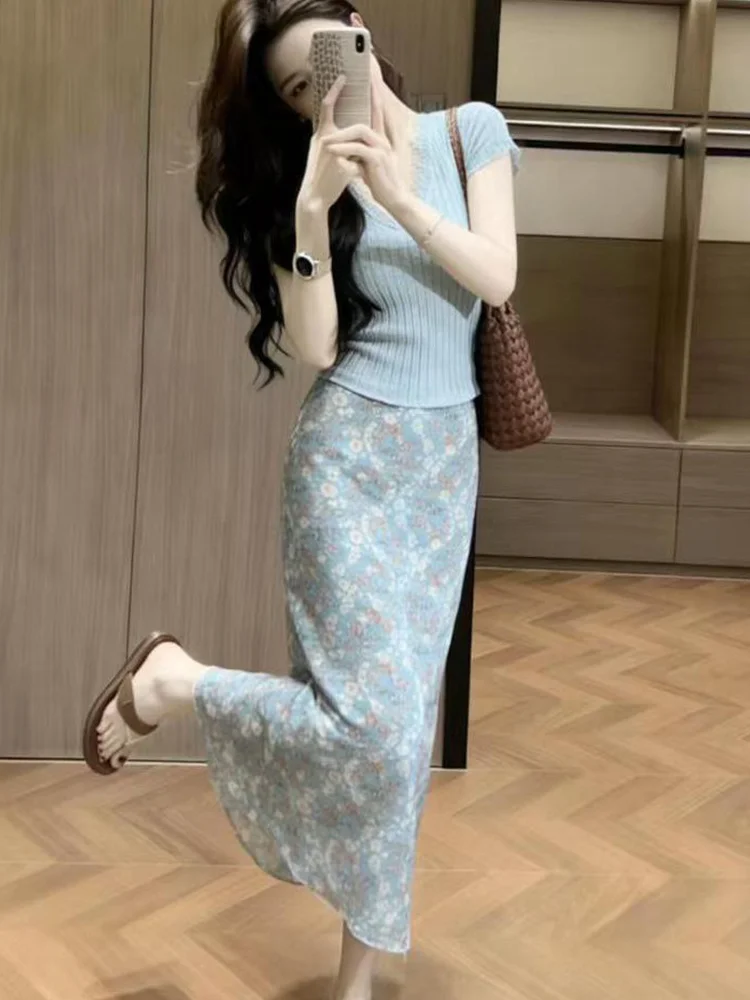 Summer Lace V-Neck Knitted Top Floral Half-Skirt Set Women's Fashionable Pure Desire Two-Piece Ensemble Polyester Fiber
Summer Lace V-Neck Knitted Top Floral Half-Skirt Set Women's Fashionable Pure Desire Two-Piece Ensemble Polyester Fiber