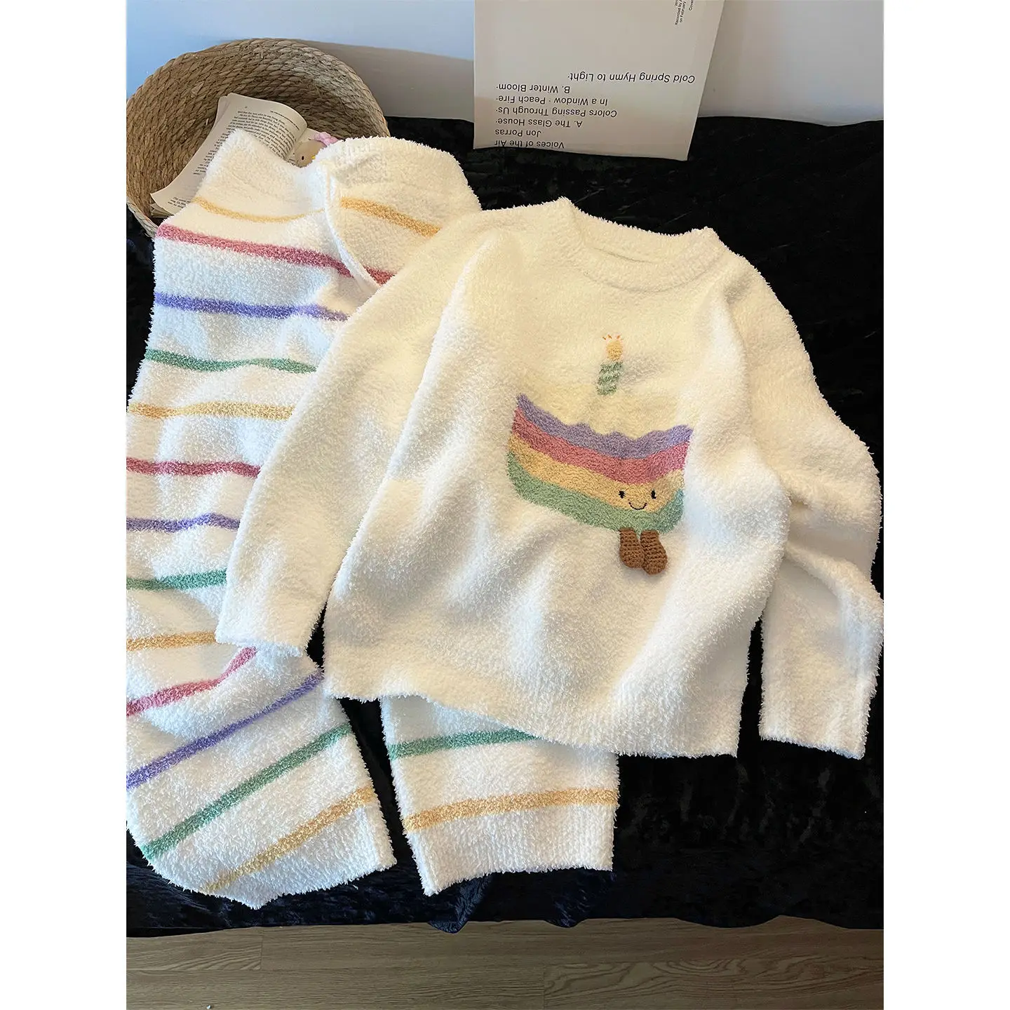 Женский комплект одежды для сна, милый коралловый бархат, радужная полоска, домашняя одежда, зимняя удобная теплая домашняя одежда, пижамный комплект
Женский комплект одежды для сна, милый коралловый бархат, радужная полоска, домашняя одежда, зимняя удобная теплая домашняя одежда, пижамный комплект