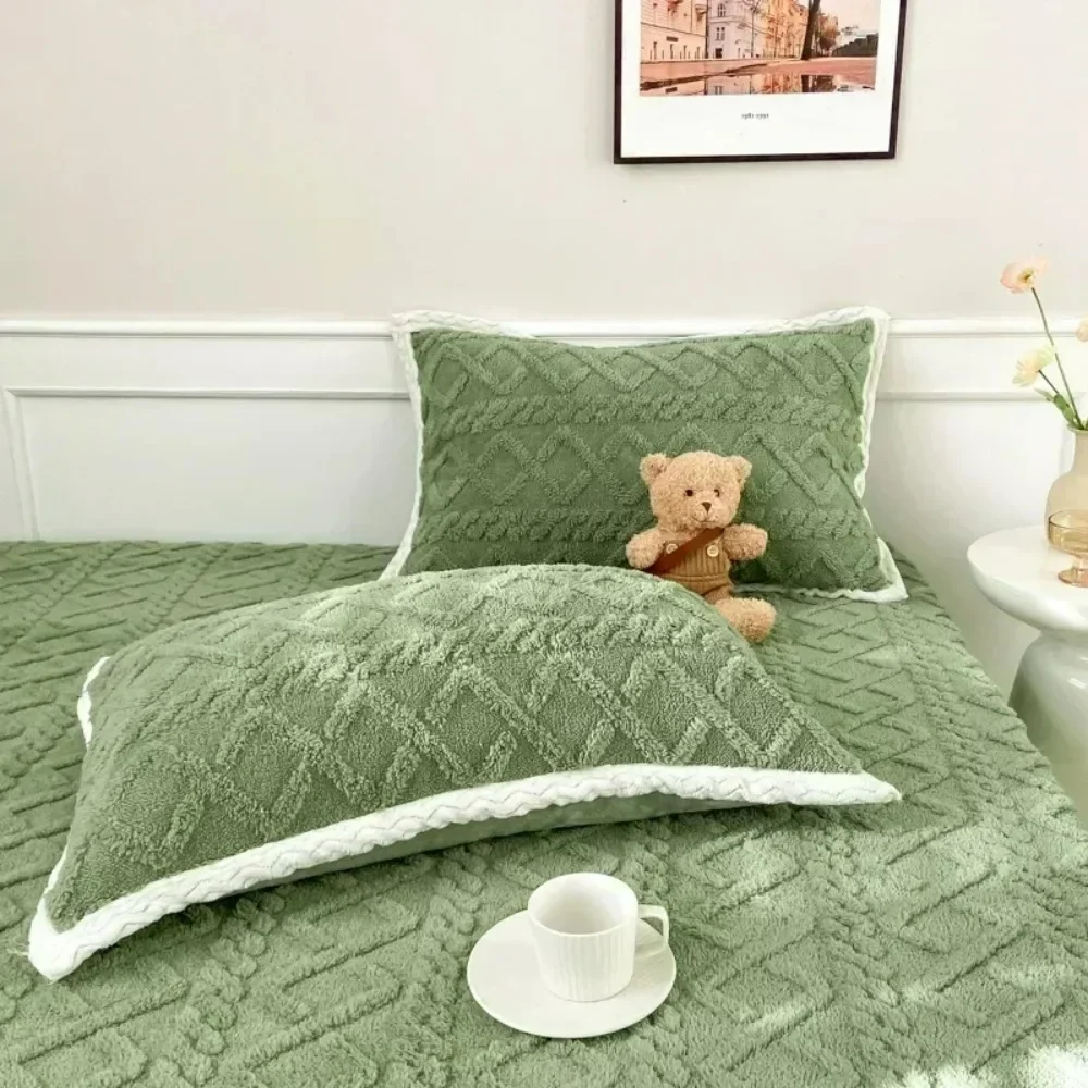 Soft Woolen Blanket for Bedding and Sofa Thickened Coral Velvet Flannel Lamb Wool Blanket for Office, Air Conditioning and Nap
Soft Woolen Blanket for Bedding and Sofa Thickened Coral Velvet Flannel Lamb Wool Blanket for Office, Air Conditioning and Nap