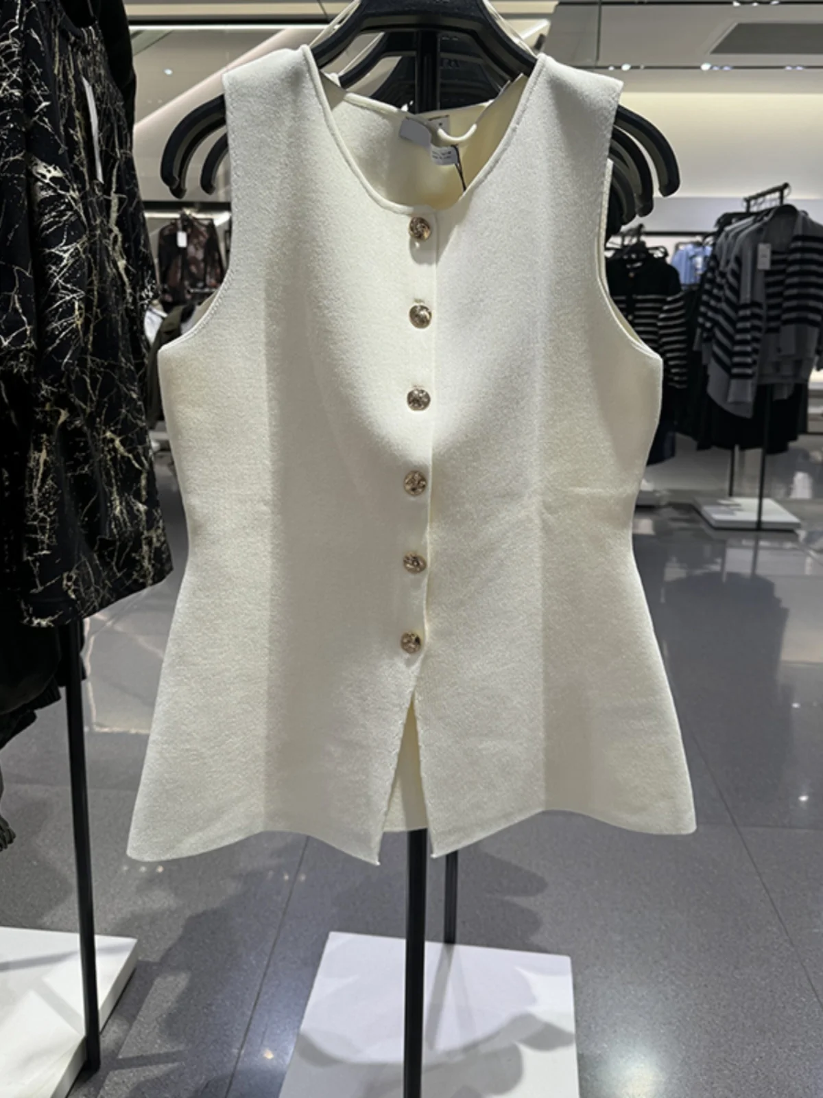 Fashionable Women's Black Gold Button Flat Needle Sleeveless Vest New Arrival URCACHE Commute Style round Neck Regular Length
Fashionable Women's Black Gold Button Flat Needle Sleeveless Vest New Arrival URCACHE Commute Style round Neck Regular Length