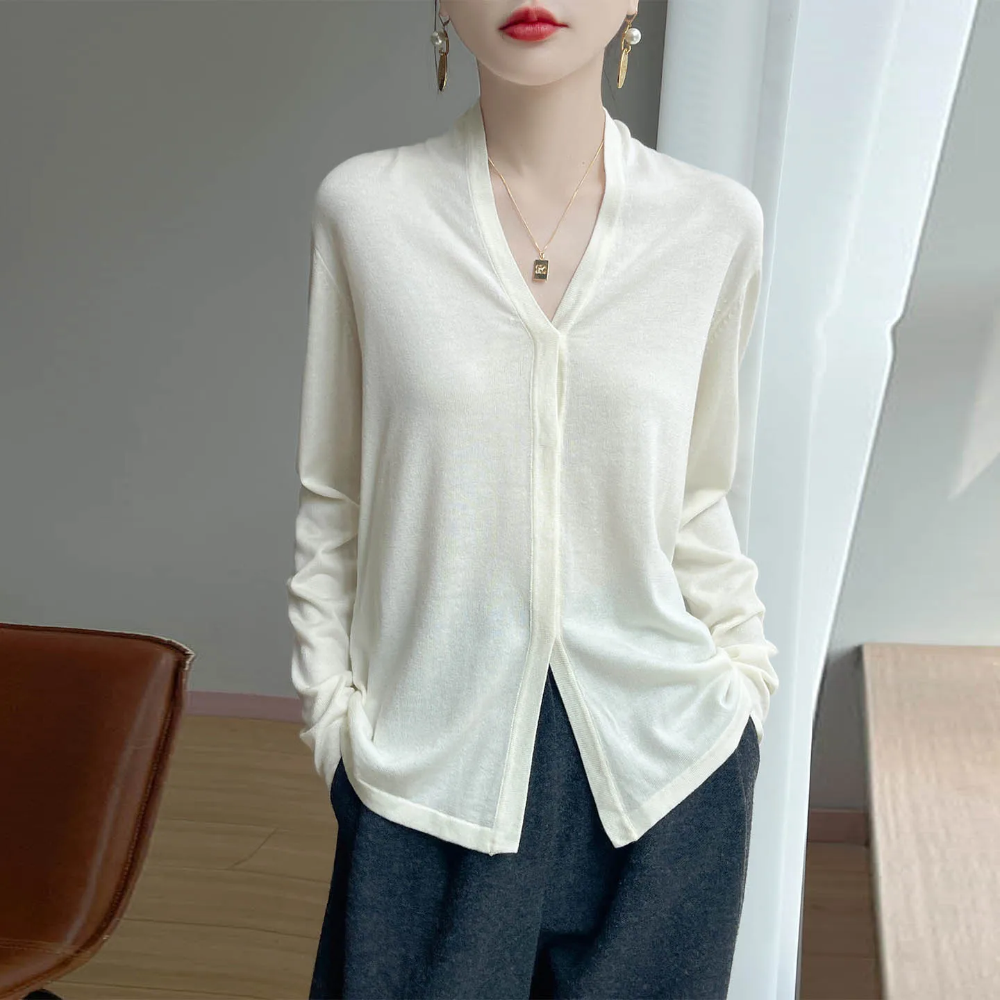 100% Wool Women's Cardigan, Solid Color, Hidden Button V - Neck, Minimalist & Versatile Knitted Top
100% Wool Women's Cardigan, Solid Color, Hidden Button V - Neck, Minimalist & Versatile Knitted Top