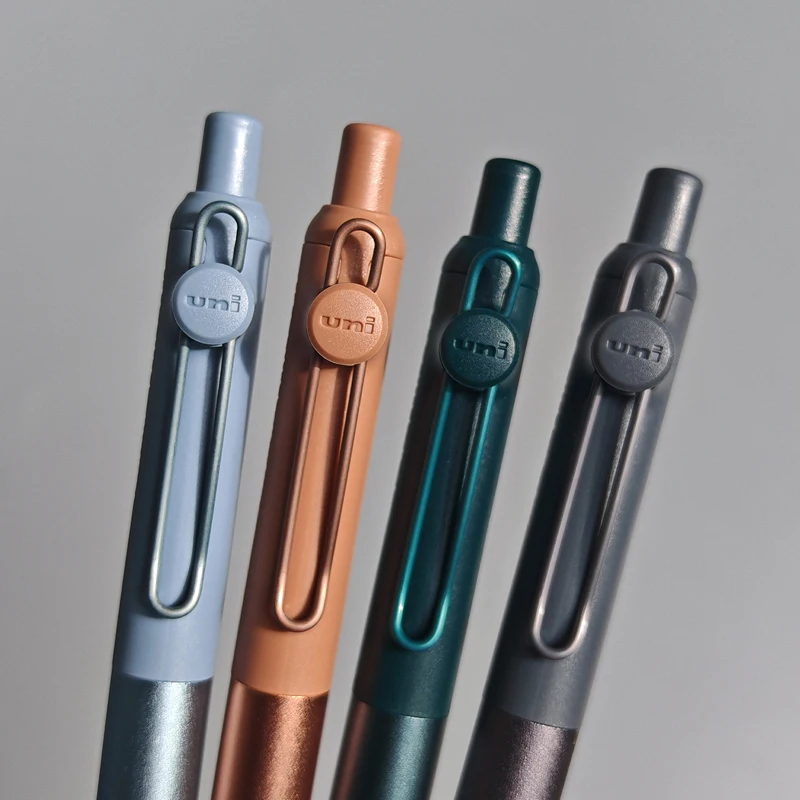 Гелевая ручка Uni-ball ZENTO Flow с металлическим корпусом, технология низкого центра тяжести и защита от размазывания, с оригинальным стержнем UBR-Z для подписи и письма
Гелевая ручка Uni-ball ZENTO Flow с металлическим корпусом, технология низкого центра тяжести и защита от размазывания, с оригинальным стержнем UBR-Z для подписи и письма