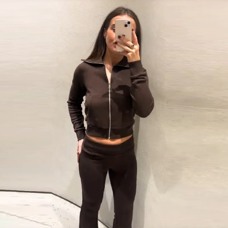 Повседневный стильный женский комплект из двух предметов, короткая куртка на молнии с лацканами, расклешенные брюки со средней талией, тонкие костюмы, новинка 2025 года, шикарный универсальный женский наряд
Повседневный стильный женский комплект из двух предметов, короткая куртка на молнии с лацканами, расклешенные брюки со средней талией, тонкие костюмы, новинка 2025 года, шикарный универсальный женский наряд