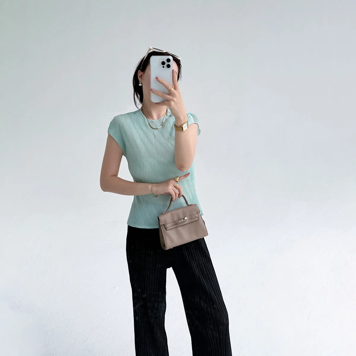 Miyake 2026 New Summer Style Simple Slim Fit Flying Sleeve T-shirt Women's Solid Color Slimming Versatile Pleated Top
Miyake 2026 New Summer Style Simple Slim Fit Flying Sleeve T-shirt Women's Solid Color Slimming Versatile Pleated Top