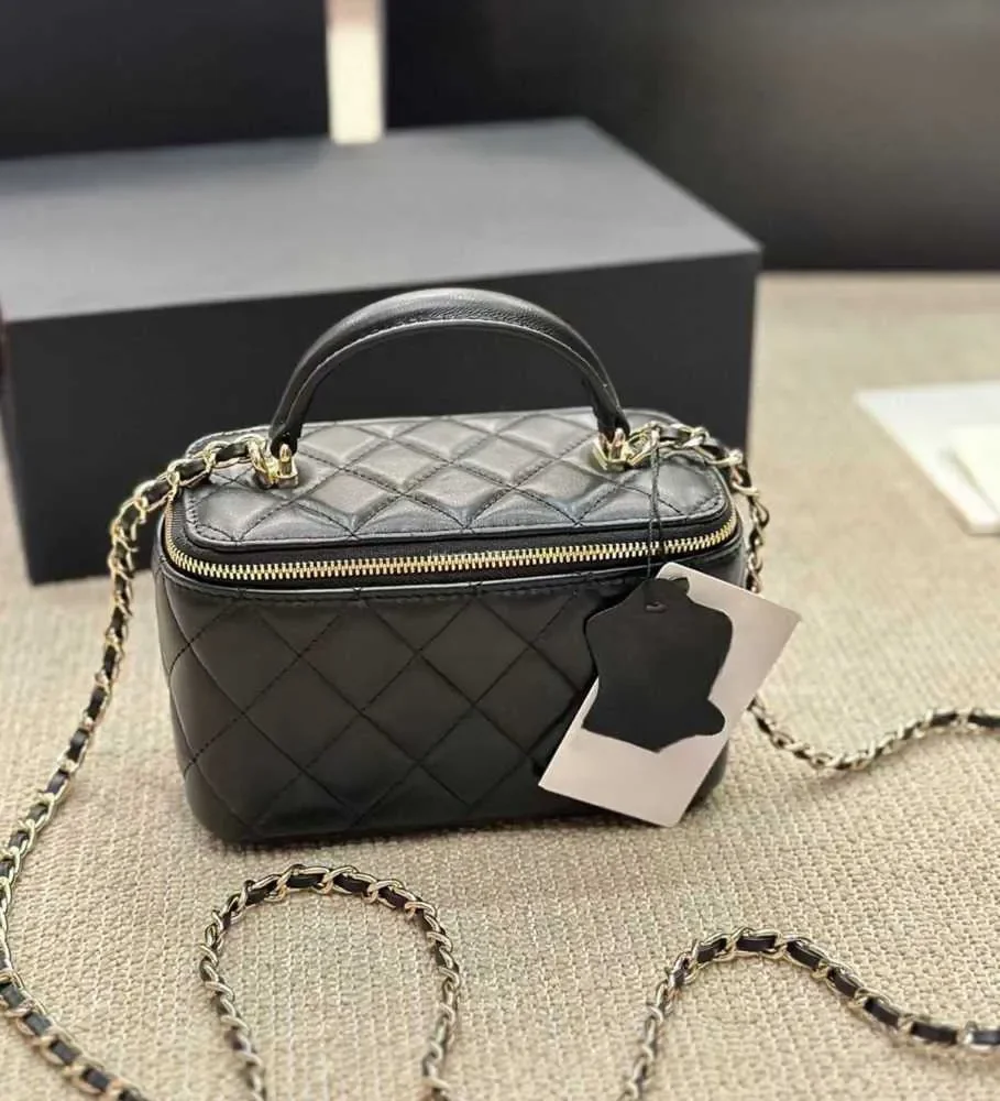 Designer vanity bag make up bag crossbody bag handbag chain Bag luxury bag cosmetic bags womens handle box shoulder 18cm genuine
Designer vanity bag make up bag crossbody bag handbag chain Bag luxury bag cosmetic bags womens handle box shoulder 18cm genuine