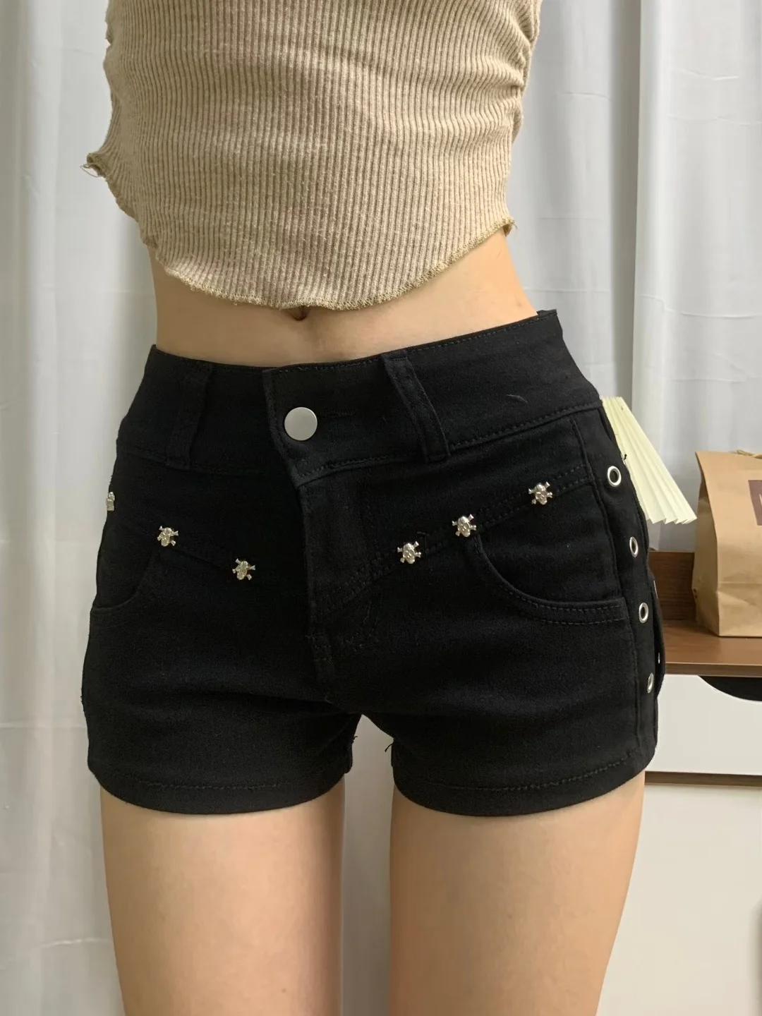 American Style Spicy Girl Low Waist Jeans Shorts Women's Spring New Black Slimming Small Design Sense Hot Pants
American Style Spicy Girl Low Waist Jeans Shorts Women's Spring New Black Slimming Small Design Sense Hot Pants