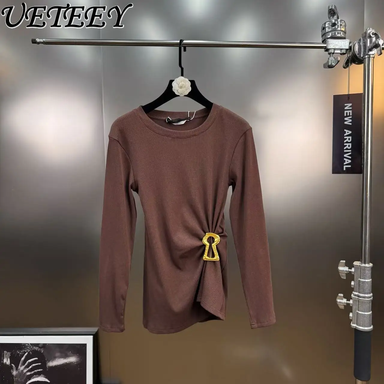 2025 Autumn French Retro Round Neck Long Sleeve T-Shirt with Design Sense Metal Buckle Pleated Waist Black T Shirt Top Female
2025 Autumn French Retro Round Neck Long Sleeve T-Shirt with Design Sense Metal Buckle Pleated Waist Black T Shirt Top Female