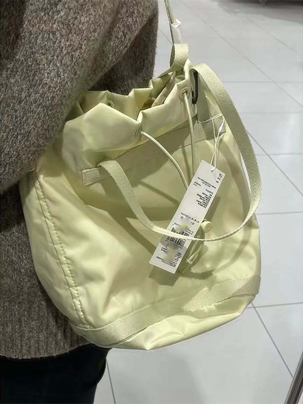 Casual Nylon Fabric Drawstring Bucket Bag Simple Large Capacity Bag Women's Commuting Single Shoulder Diagonal Cross Bag
Casual Nylon Fabric Drawstring Bucket Bag Simple Large Capacity Bag Women's Commuting Single Shoulder Diagonal Cross Bag
