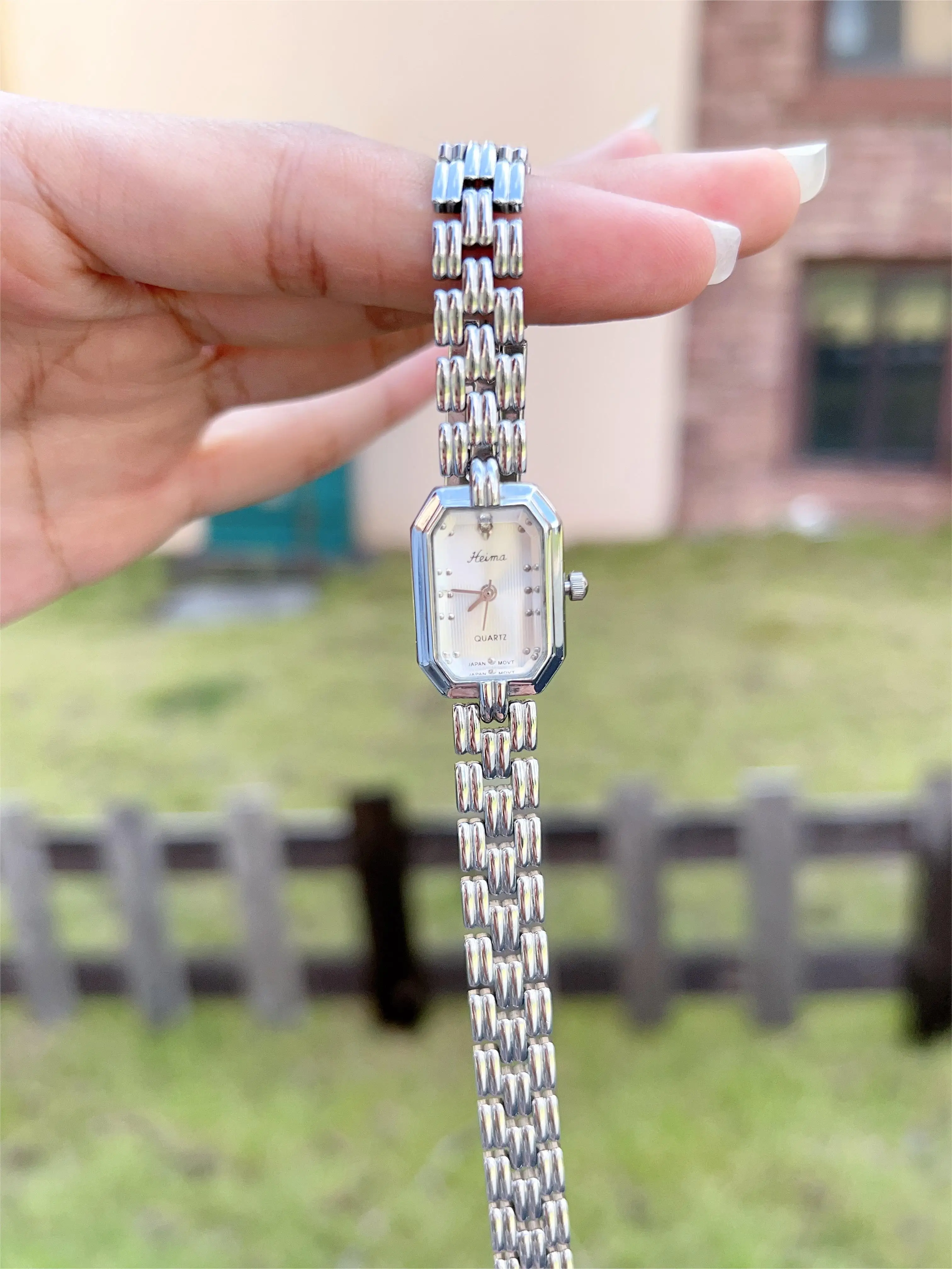 Niche light luxury crystal mirror imported movement copper gold-plated retro waterproof quartz bracelet women's watch
Niche light luxury crystal mirror imported movement copper gold-plated retro waterproof quartz bracelet women's watch