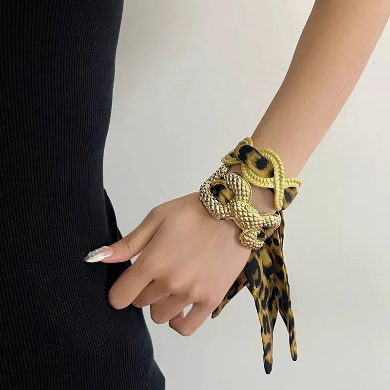 European and American Medieval Vintage Gold Leopard Print Silk Scarf Open Bangles Women's Luxury High-end Exquisite Bracelet
European and American Medieval Vintage Gold Leopard Print Silk Scarf Open Bangles Women's Luxury High-end Exquisite Bracelet