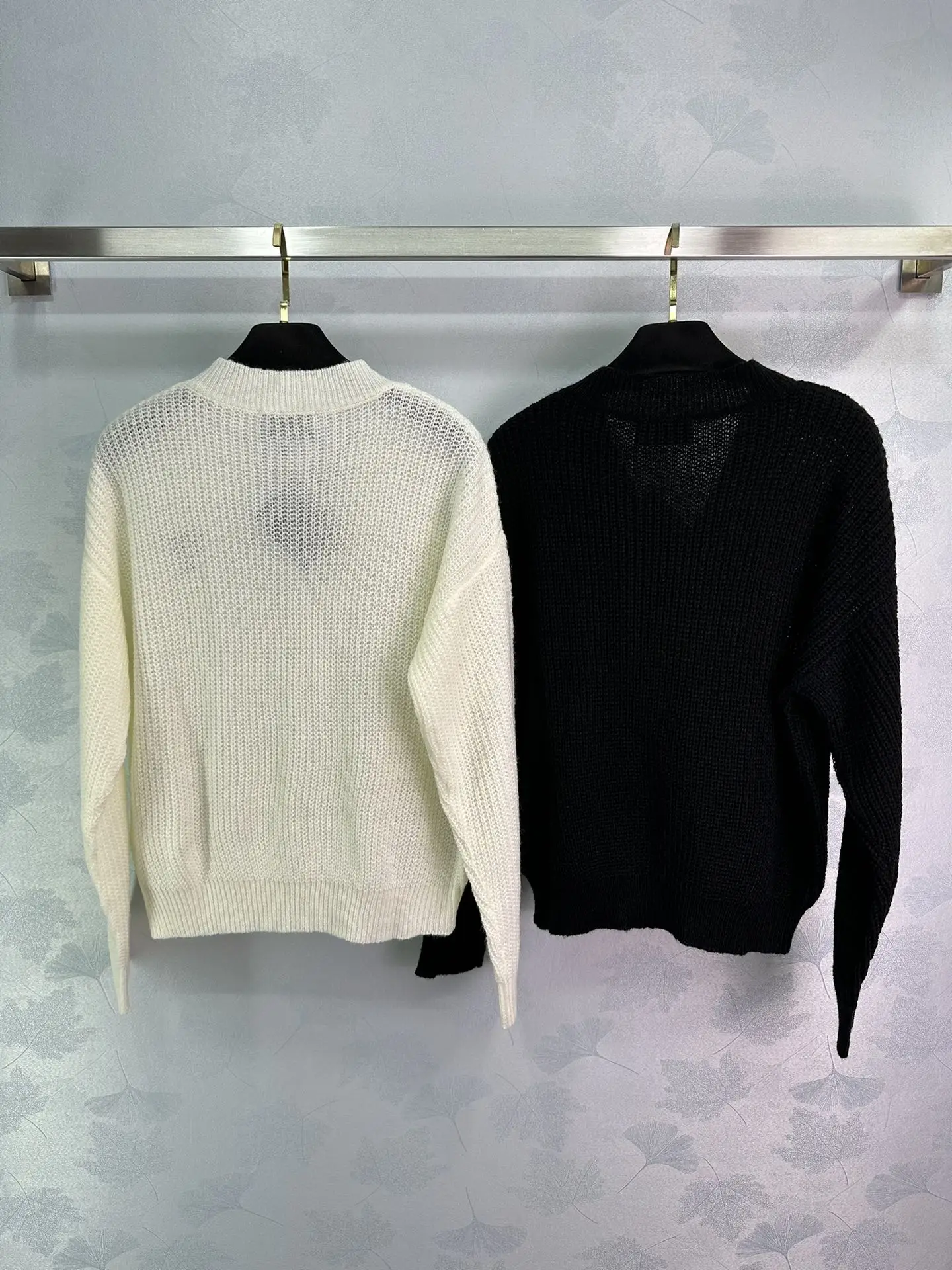 1081408970-08-14 24 New V-neck knitted pullover in early autumn, fashionable and versatile, suitable for daily wear
1081408970-08-14 24 New V-neck knitted pullover in early autumn, fashionable and versatile, suitable for daily wear