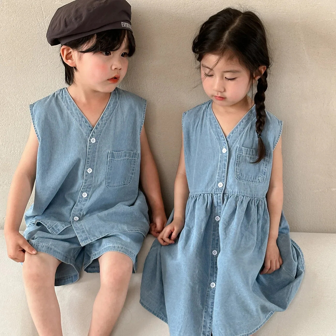 Boys vest and shorts 2pcs sets Summer Siblings V-neck denim clothes Girls sleeveless loose dress
Boys vest and shorts 2pcs sets Summer Siblings V-neck denim clothes Girls sleeveless loose dress