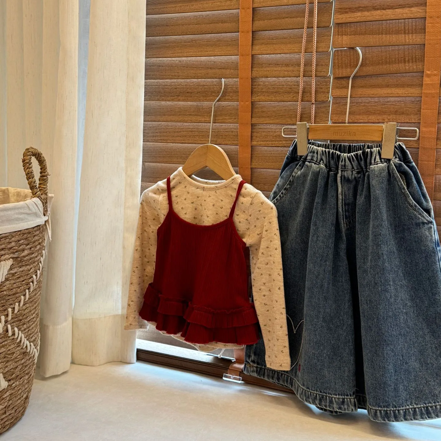 Kids Baby Girls Set Autumn Round Neck Long Sleeve Floral Print Children Girls Top Love Elastic Waist Wide-leg Infant girls Jeans
Kids Baby Girls Set Autumn Round Neck Long Sleeve Floral Print Children Girls Top Love Elastic Waist Wide-leg Infant girls Jeans