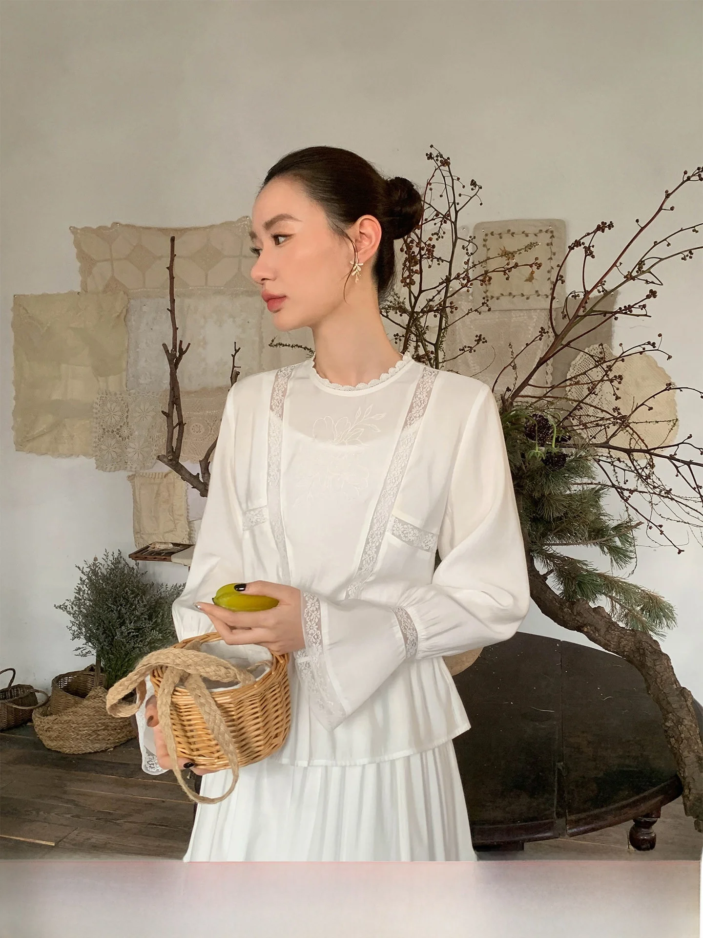 XXNING Vintage Lace Hollow out Three Piece Set Women's Fashionable Elegant Spring Outfit Long Sleeve round Neck Patchwork
XXNING Vintage Lace Hollow out Three Piece Set Women's Fashionable Elegant Spring Outfit Long Sleeve round Neck Patchwork