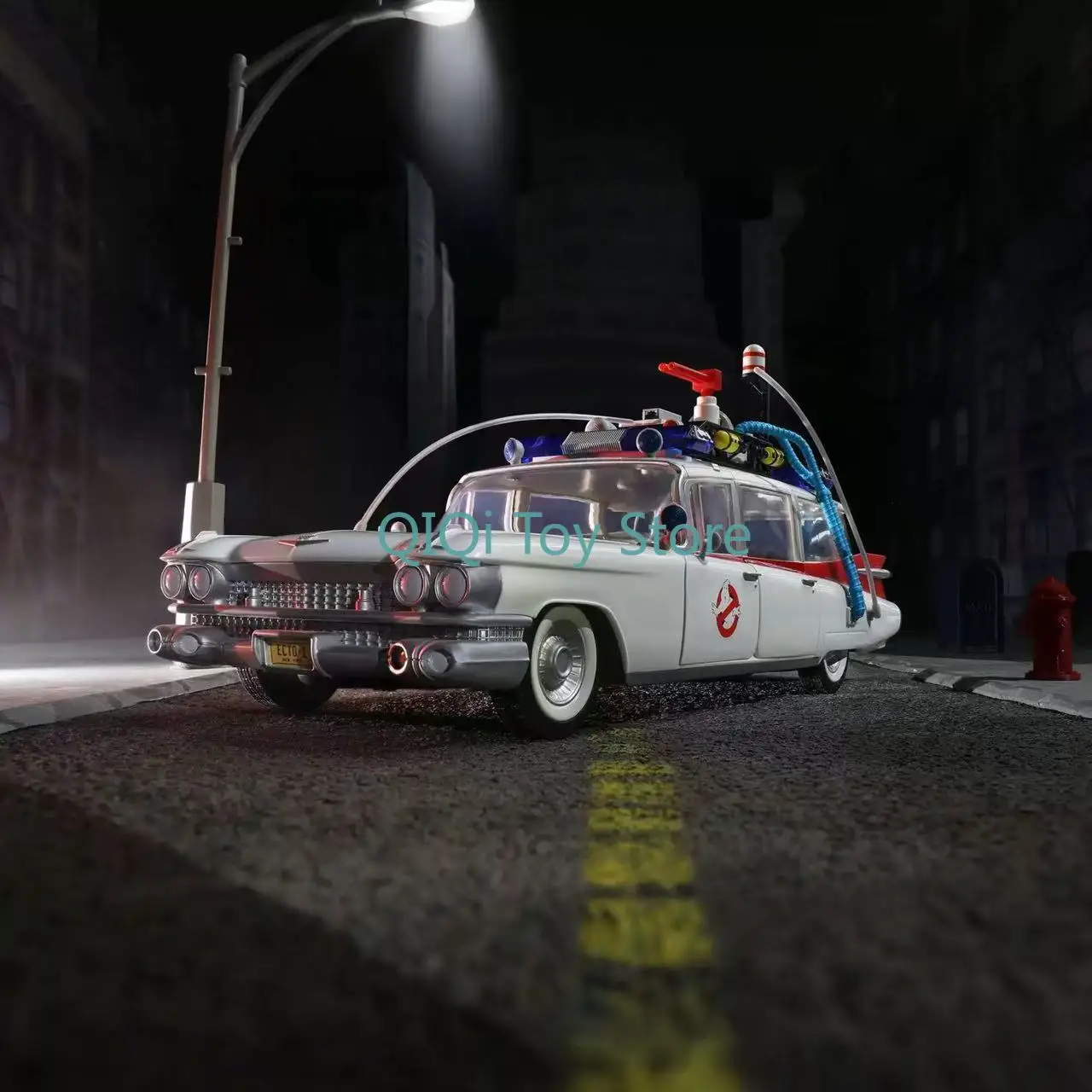 In stock Hasbro Ghostbusters Ghostbusters Car Model 1/18 ECTO-1 1984 Edition can be equipped with 375 dolls
In stock Hasbro Ghostbusters Ghostbusters Car Model 1/18 ECTO-1 1984 Edition can be equipped with 375 dolls