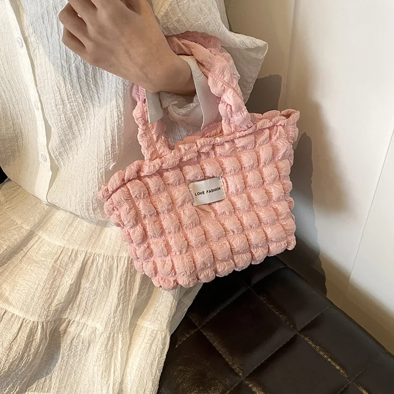 Женская сумка осень/зима 2025 года, новая сложенная сумка большой вместимости с пузырьковой сеткой, модная пригородная сумка-облако на одно плечо
Женская сумка осень/зима 2025 года, новая сложенная сумка большой вместимости с пузырьковой сеткой, модная пригородная сумка-облако на одно плечо